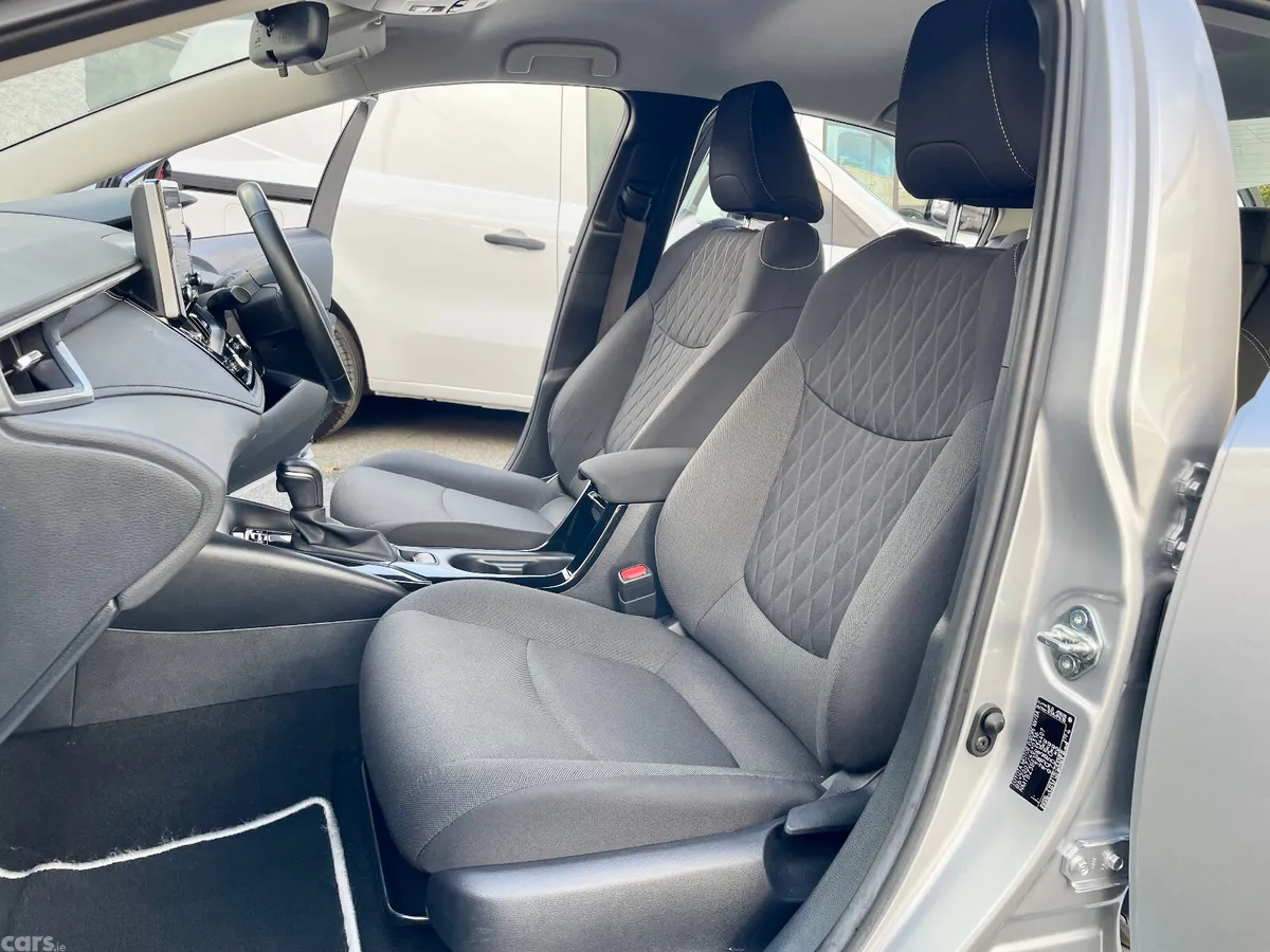 Toyota Corolla Saloon, Petrol Hybrid, 2022, Silver