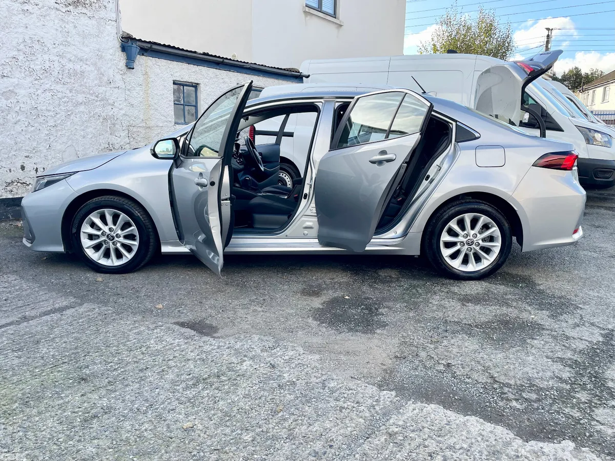 Toyota Corolla Saloon, Petrol Hybrid, 2022, Silver