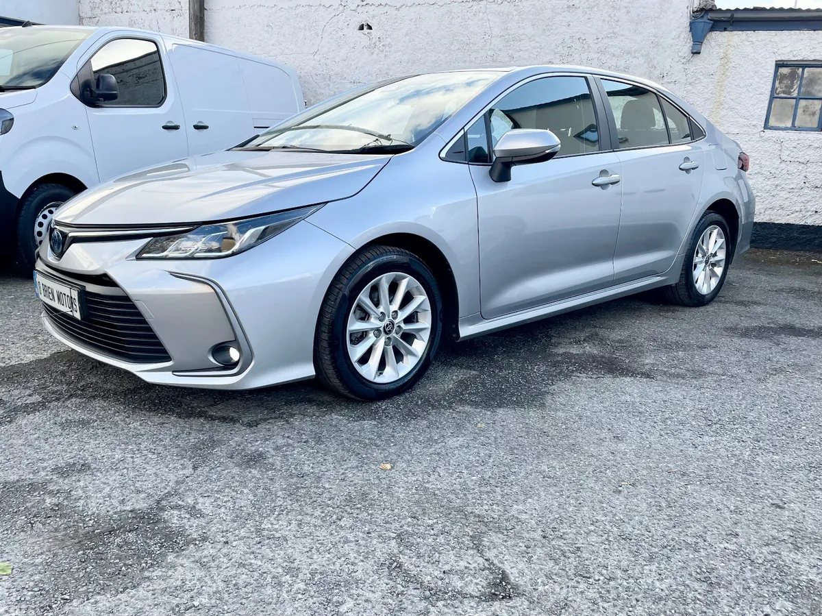 Toyota Corolla Saloon, Petrol Hybrid, 2022, Silver