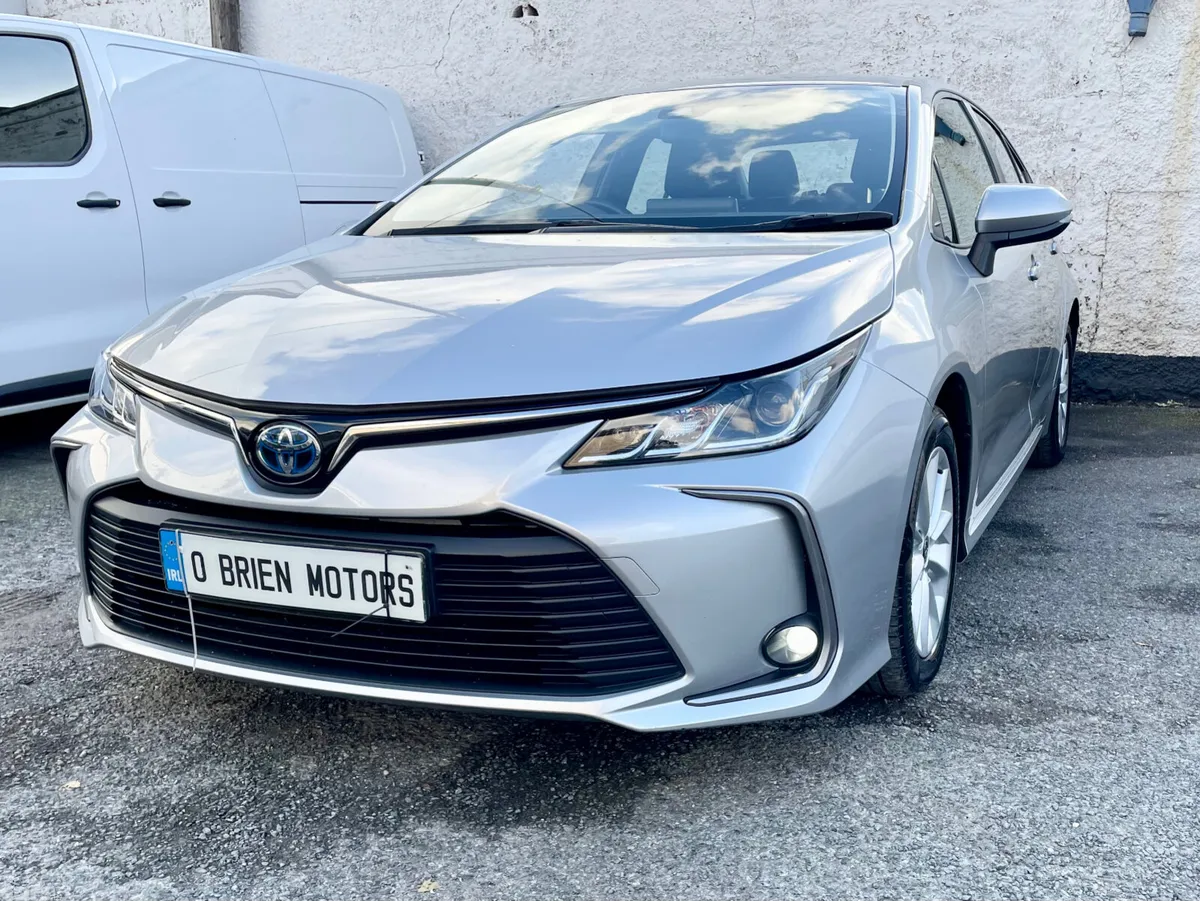 Toyota Corolla Saloon, Petrol Hybrid, 2022, Silver