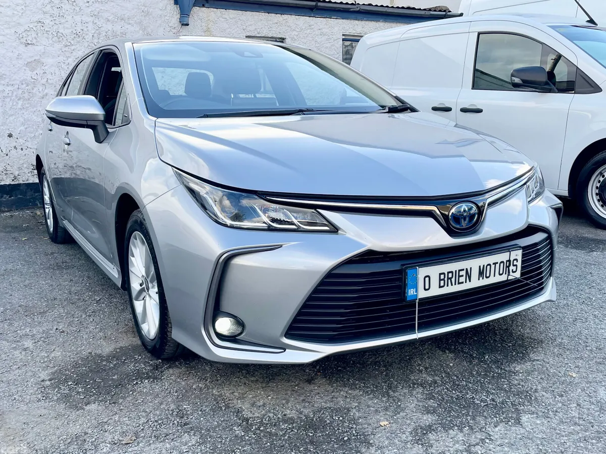 Toyota Corolla Saloon, Petrol Hybrid, 2022, Silver