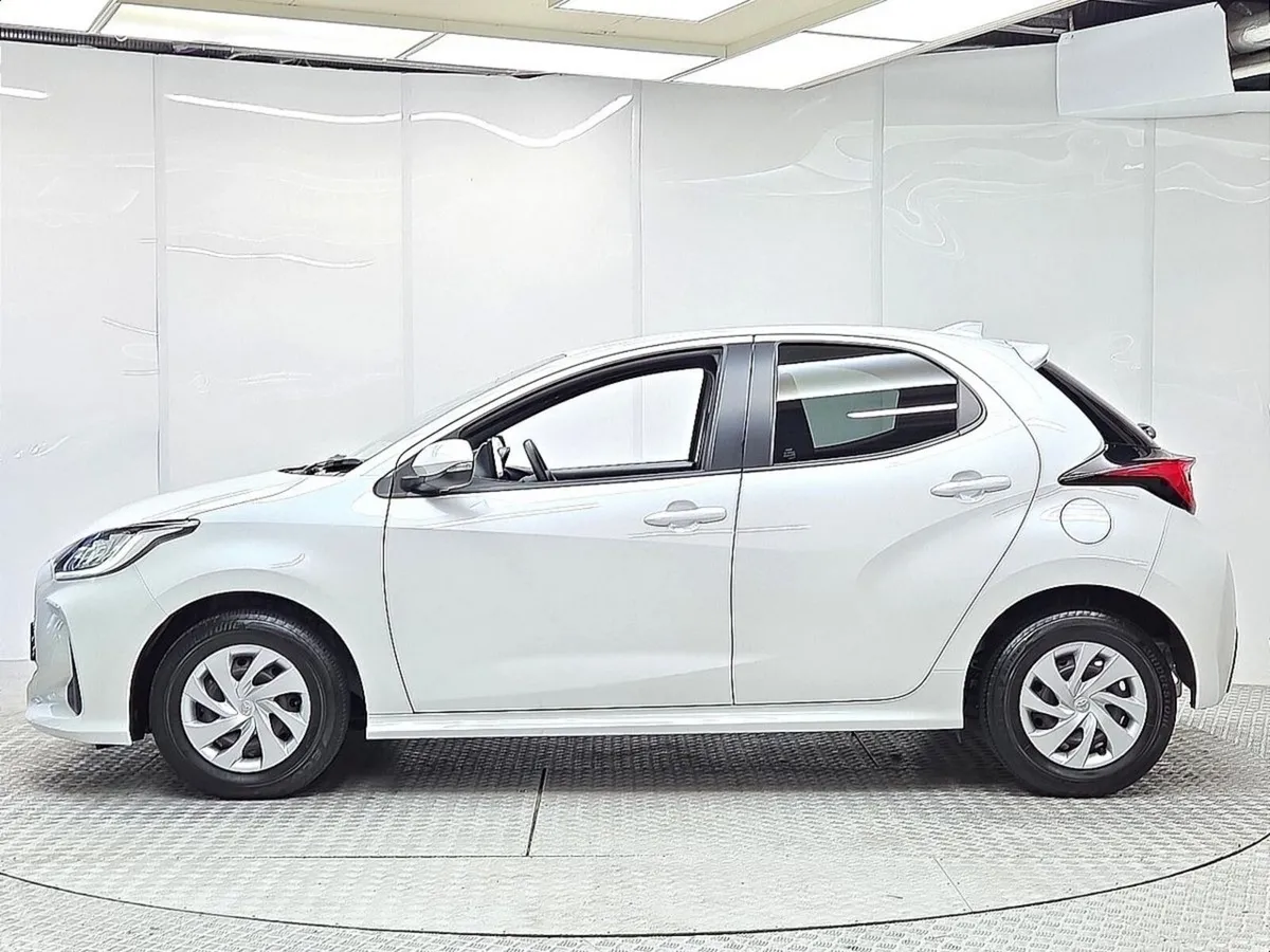 Toyota Yaris Hatchback, Petrol Hybrid, 2023, White