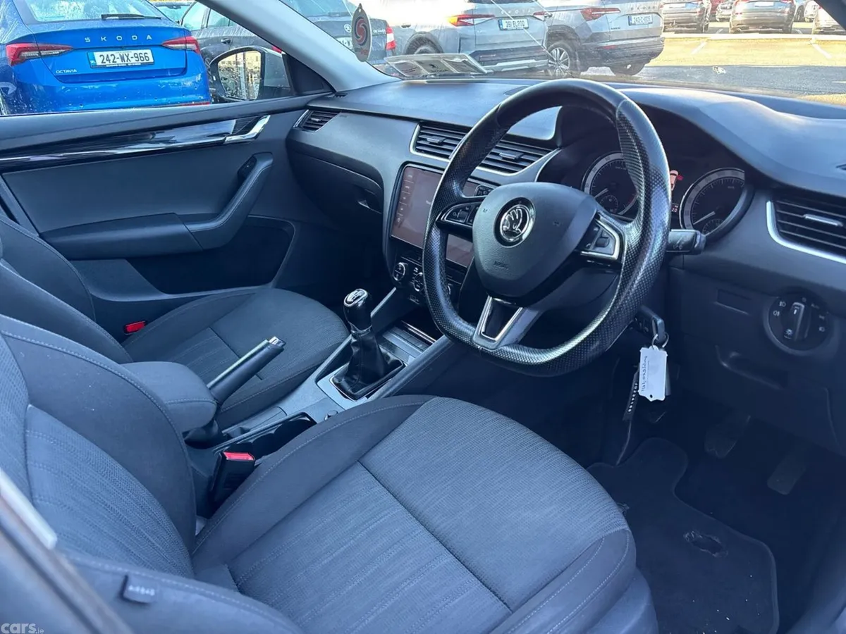 Skoda Octavia Saloon, Petrol, 2018, Grey