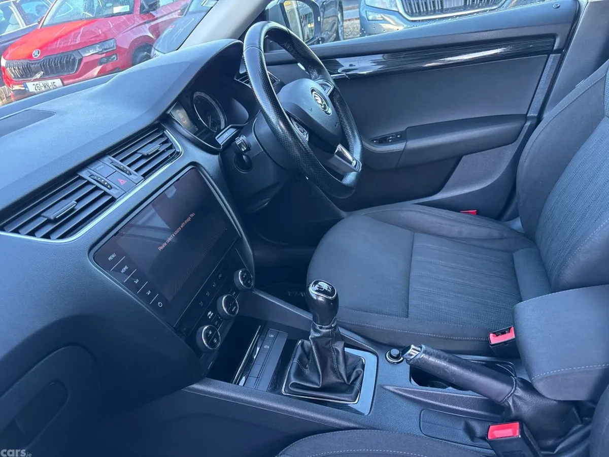 Skoda Octavia Saloon, Petrol, 2018, Grey