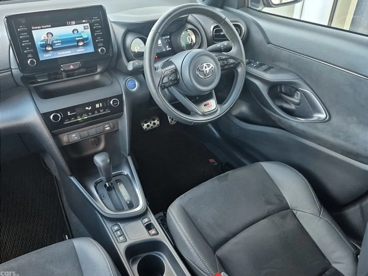 Toyota Yaris Cross SUV, Petrol Hybrid, 2023, Silver