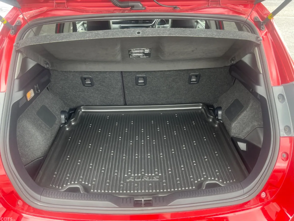 Toyota Auris Hatchback, Petrol Hybrid, 2016, Red