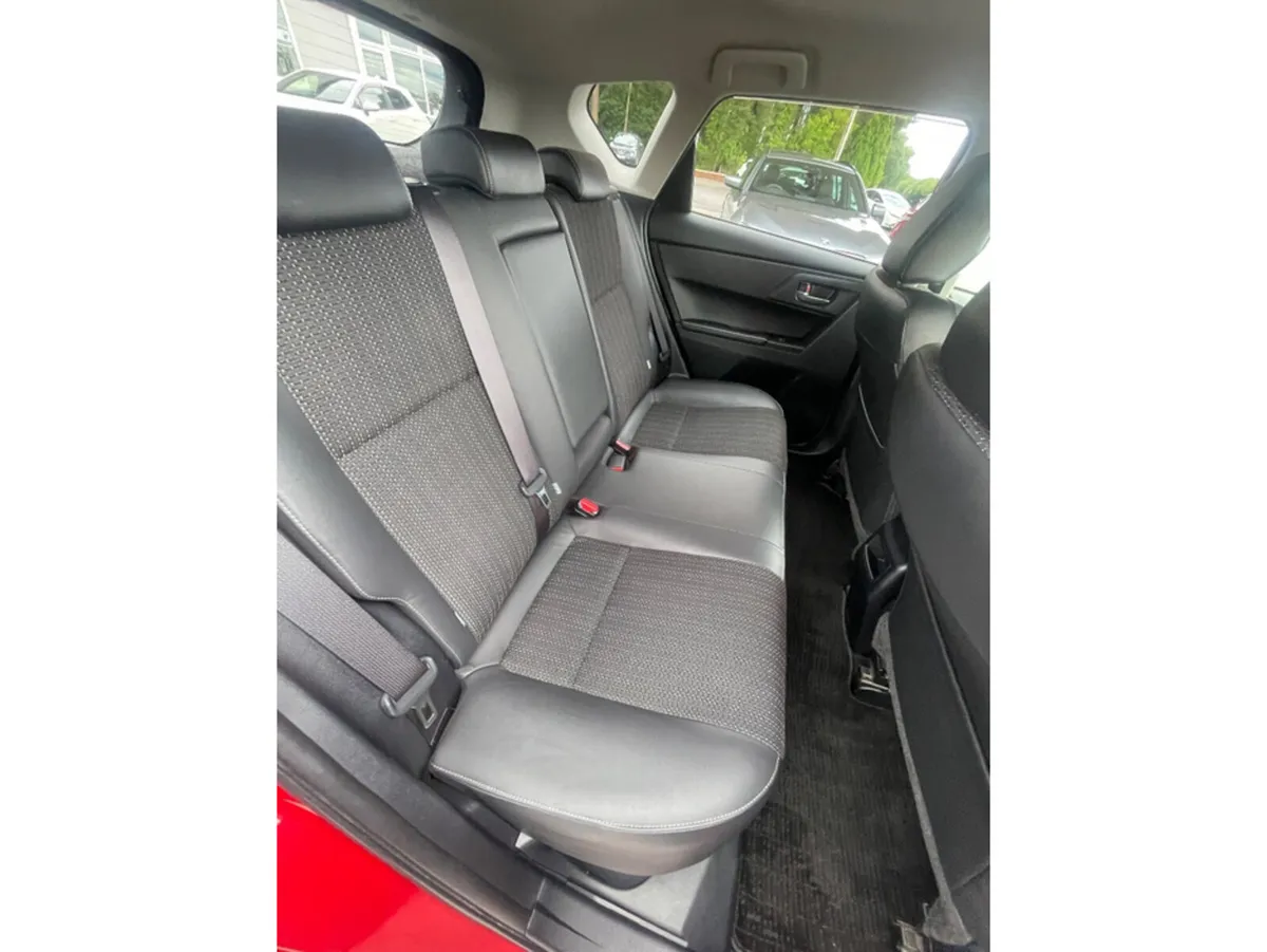 Toyota Auris Hatchback, Petrol Hybrid, 2016, Red