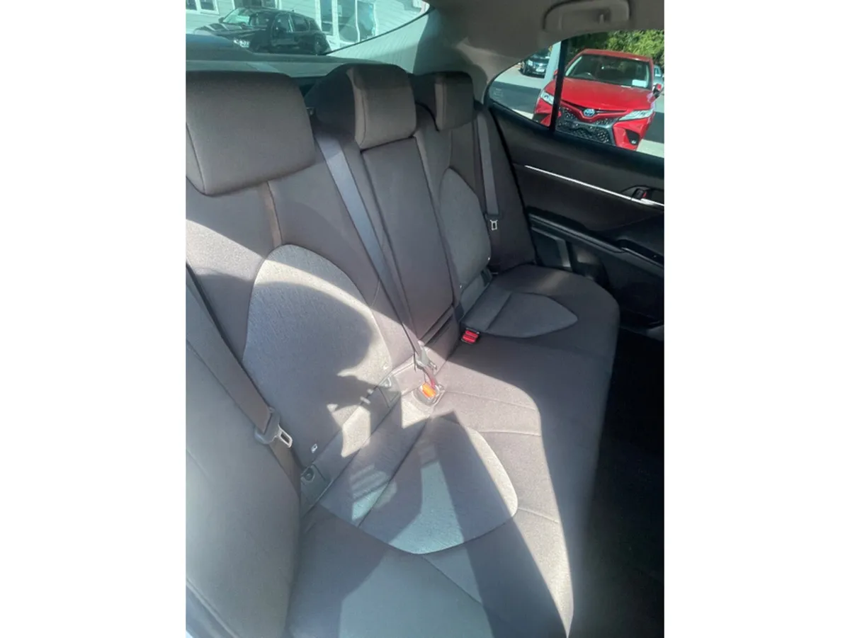 Toyota Camry Saloon, Petrol Hybrid, 2018, White