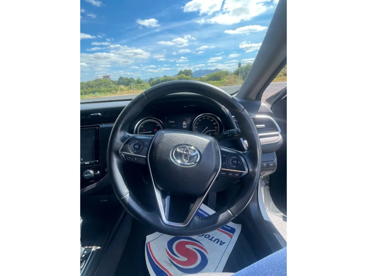 Toyota Camry Saloon, Petrol Hybrid, 2018, White