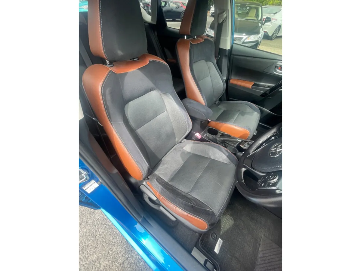 Toyota Auris Hatchback, Petrol, 2015, Blue