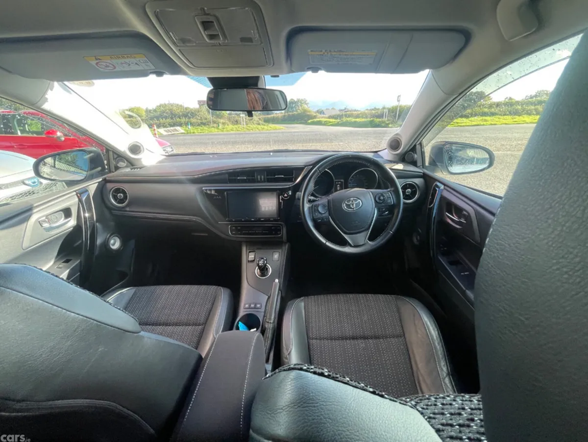 Toyota Auris Hatchback, Petrol Hybrid, 2016, White