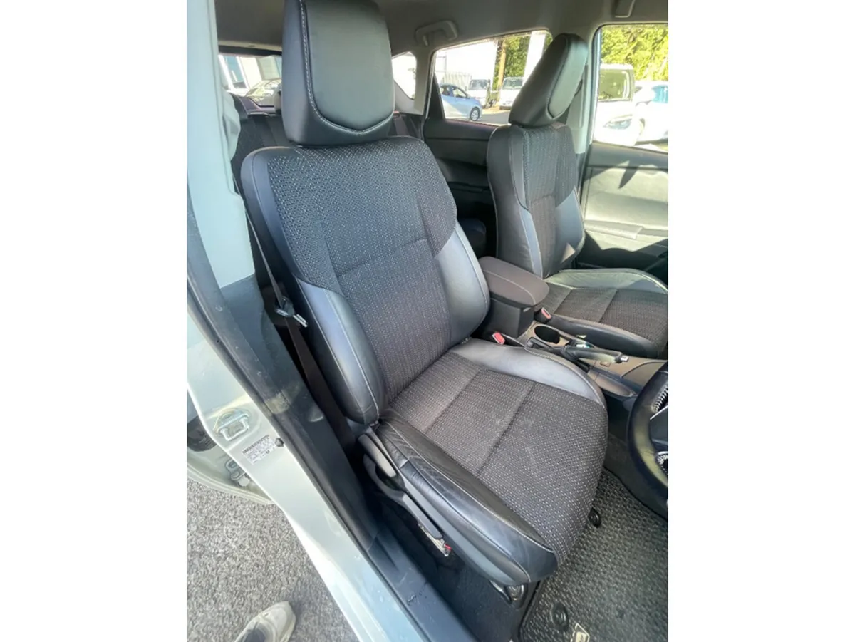 Toyota Auris Hatchback, Petrol Hybrid, 2016, White