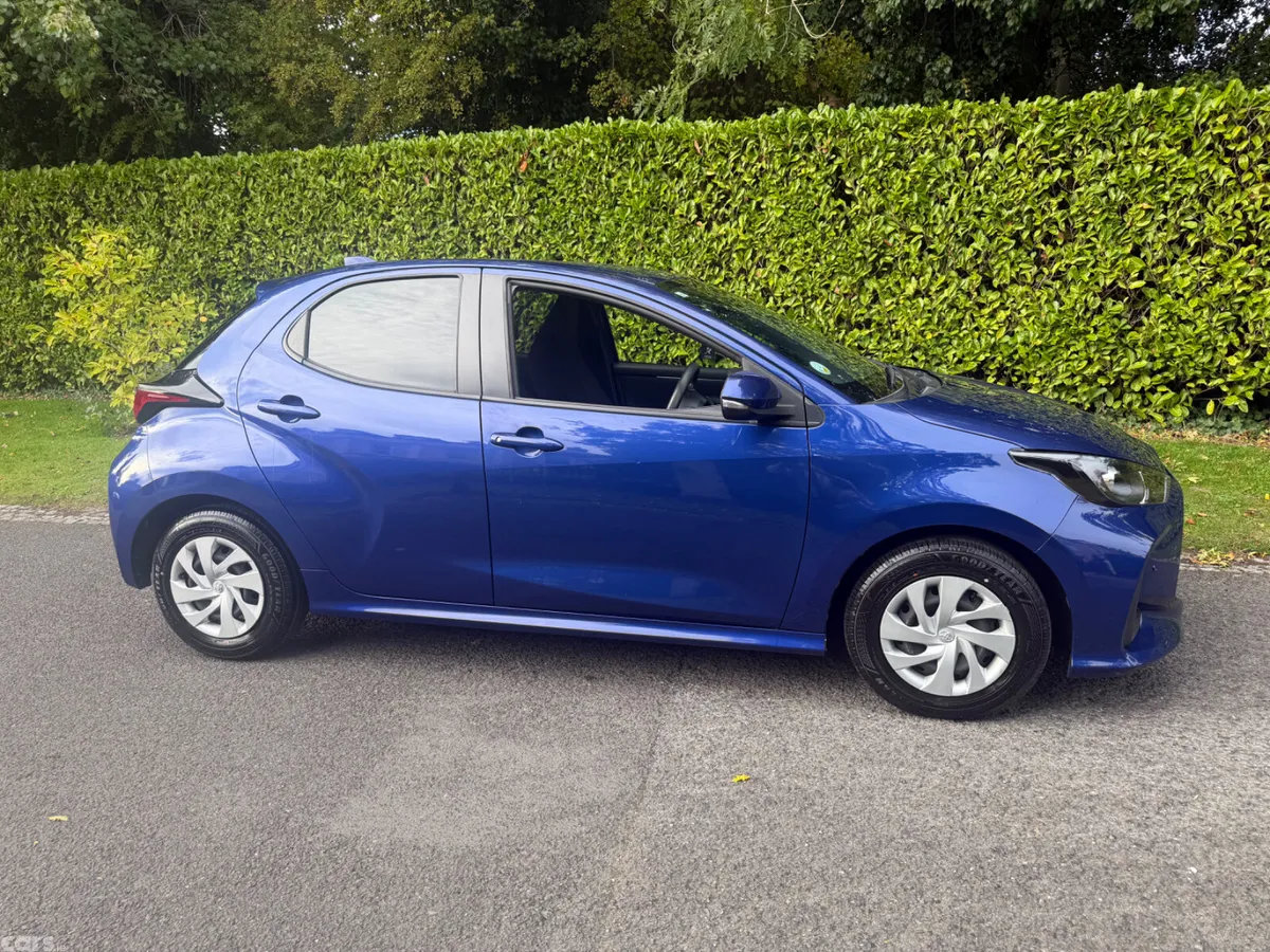 Toyota Yaris Hatchback, Petrol Hybrid, 2021, Blue