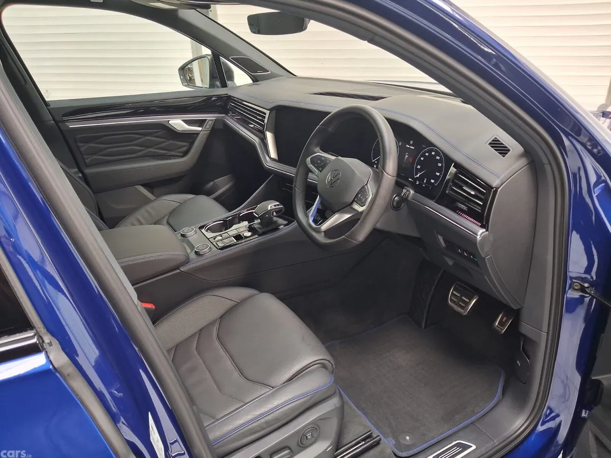 Volkswagen Touareg SUV, Petrol Plug-in Hybrid, 2026, Blue