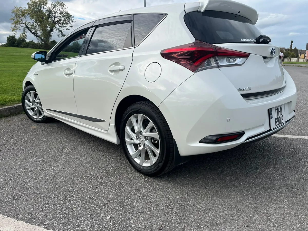 Toyota Auris Hatchback, Petrol Hybrid, 2017, White