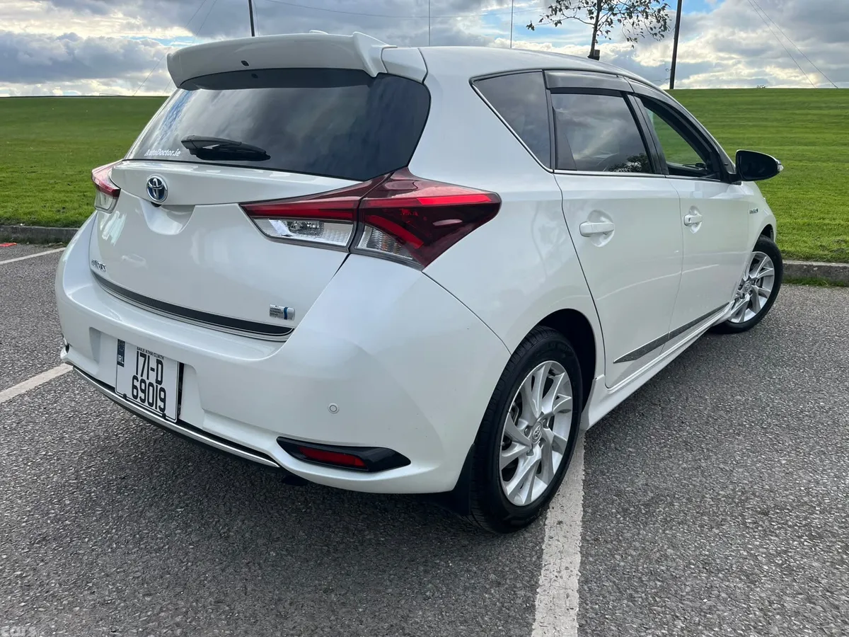 Toyota Auris Hatchback, Petrol Hybrid, 2017, White