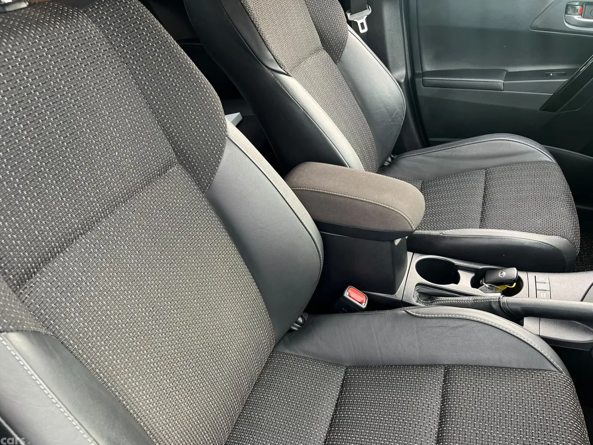 Toyota Auris Hatchback, Petrol Hybrid, 2017, White