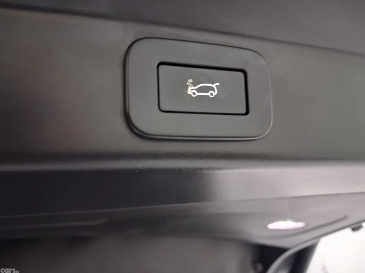 Land Rover Range Rover SUV, Petrol Hybrid, 2023, Red