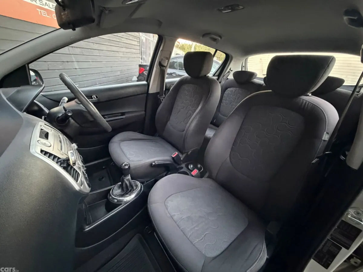 Hyundai i20 Hatchback, Petrol, 2012, Gold