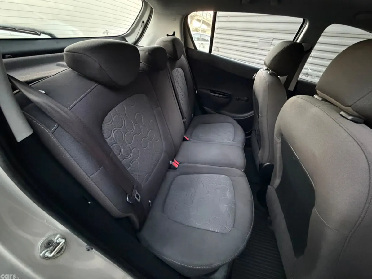 Hyundai i20 Hatchback, Petrol, 2012, Gold