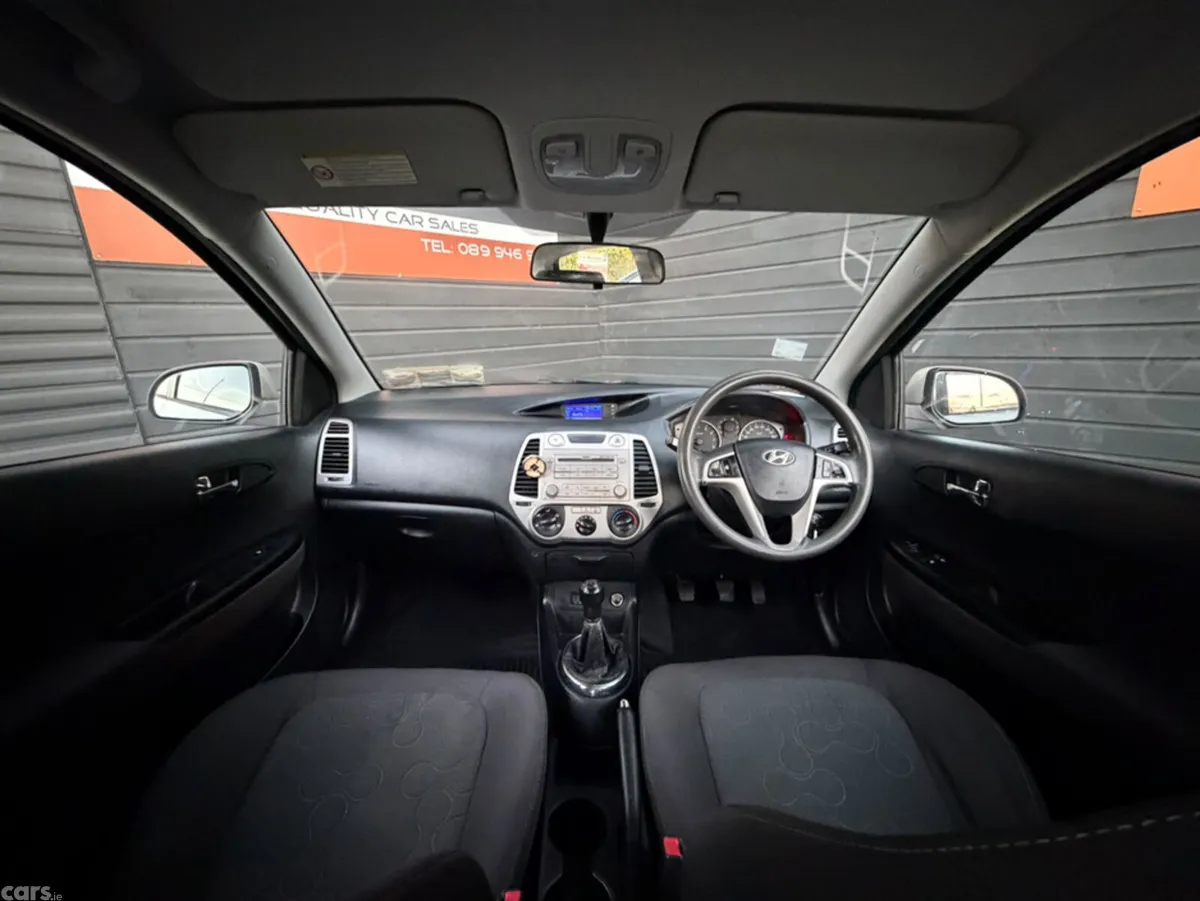 Hyundai i20 Hatchback, Petrol, 2012, Gold