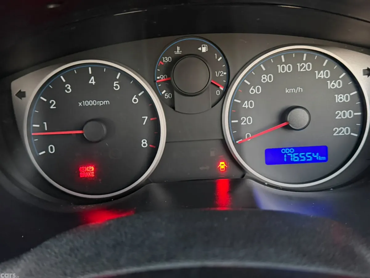 Hyundai i20 Hatchback, Petrol, 2012, Gold