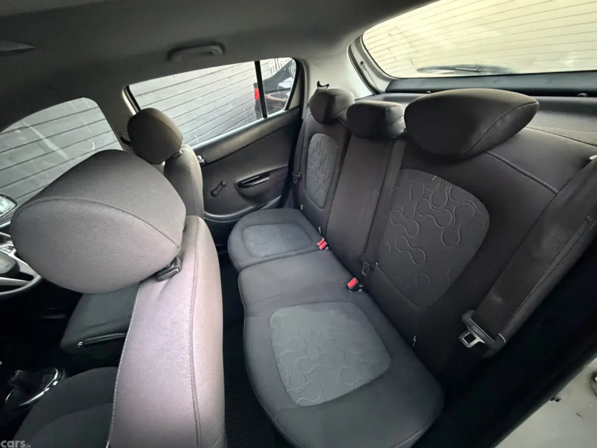 Hyundai i20 Hatchback, Petrol, 2012, Gold