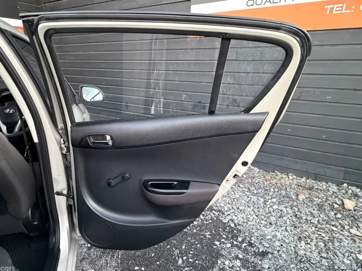Hyundai i20 Hatchback, Petrol, 2012, Gold