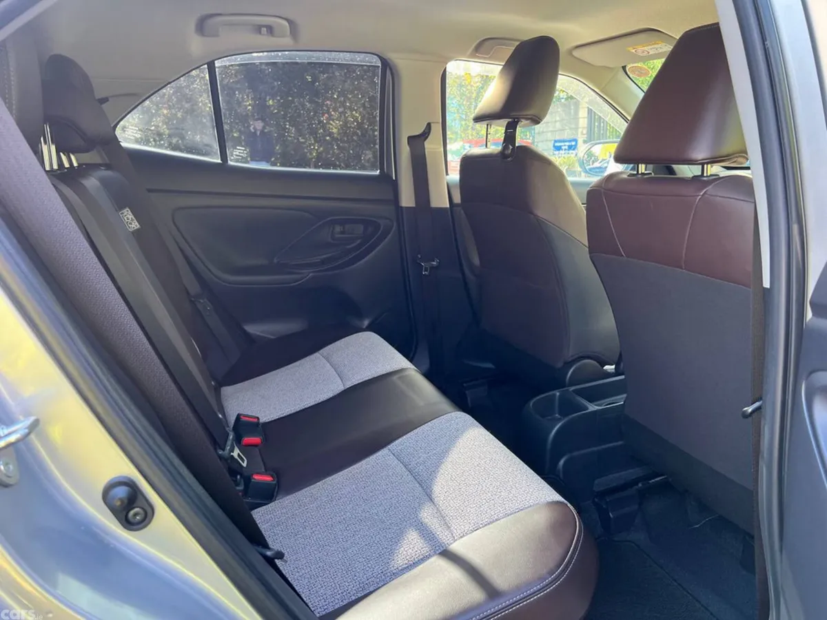 Toyota Yaris Cross Hatchback, Petrol Hybrid, 2021, Silver