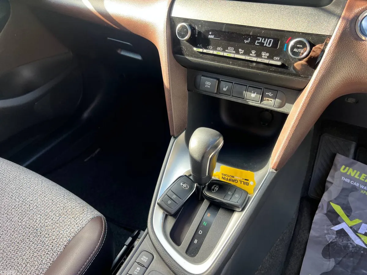 Toyota Yaris Cross Hatchback, Petrol Hybrid, 2021, Silver