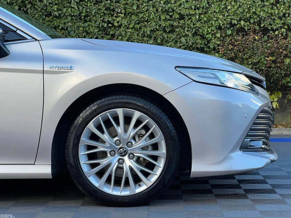 Toyota Camry Saloon, Petrol Hybrid, 2018, Gold