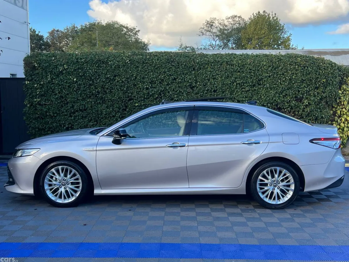 Toyota Camry Saloon, Petrol Hybrid, 2018, Gold