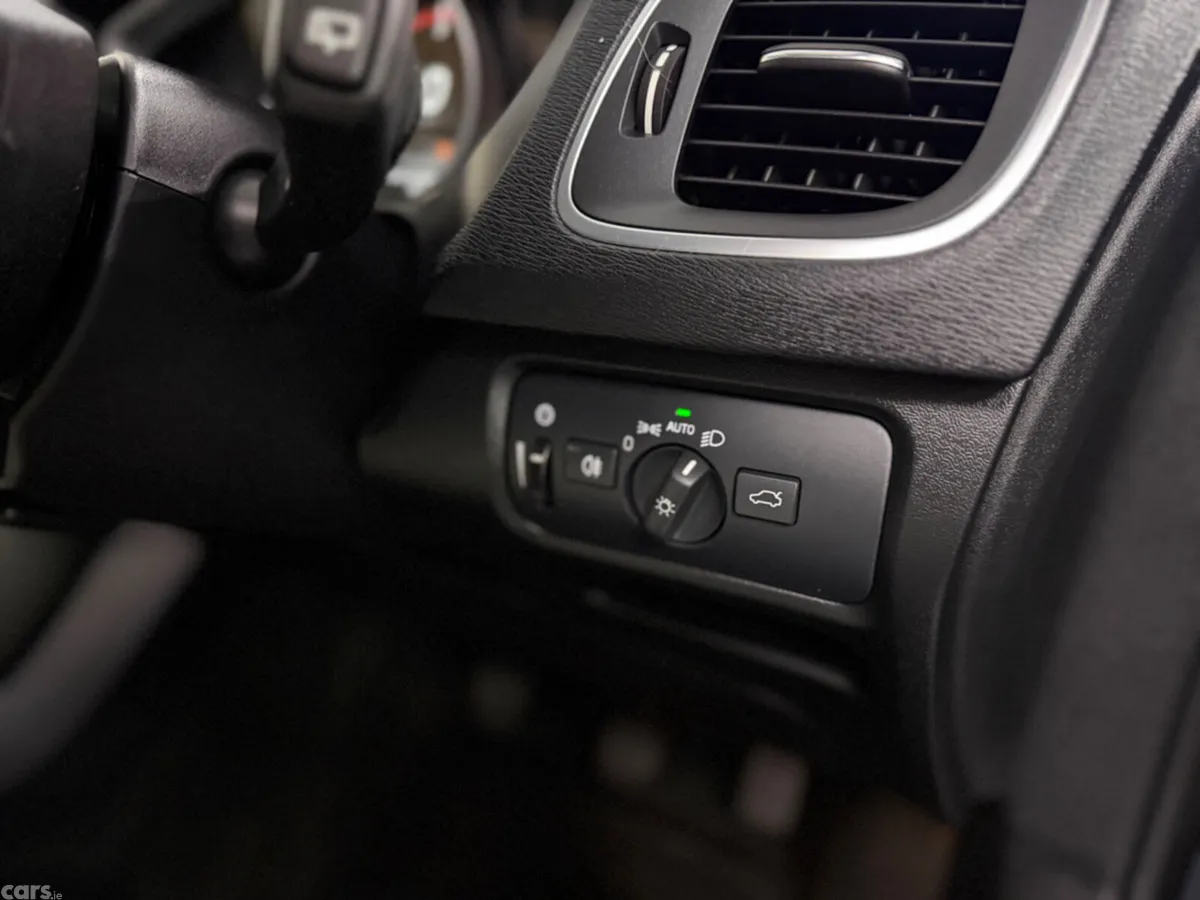 Volvo V40 Estate, Diesel, 2018, Grey