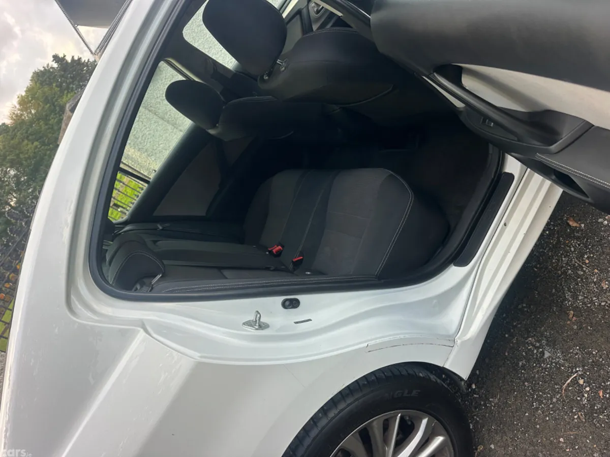 Toyota Avensis Saloon, Diesel, 2017, White