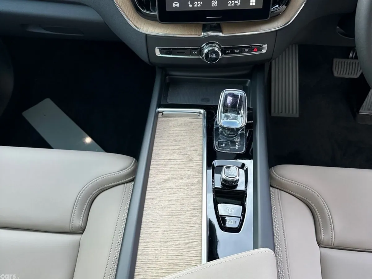 Volvo XC60 SUV, Petrol Plug-in Hybrid, 2026, Black