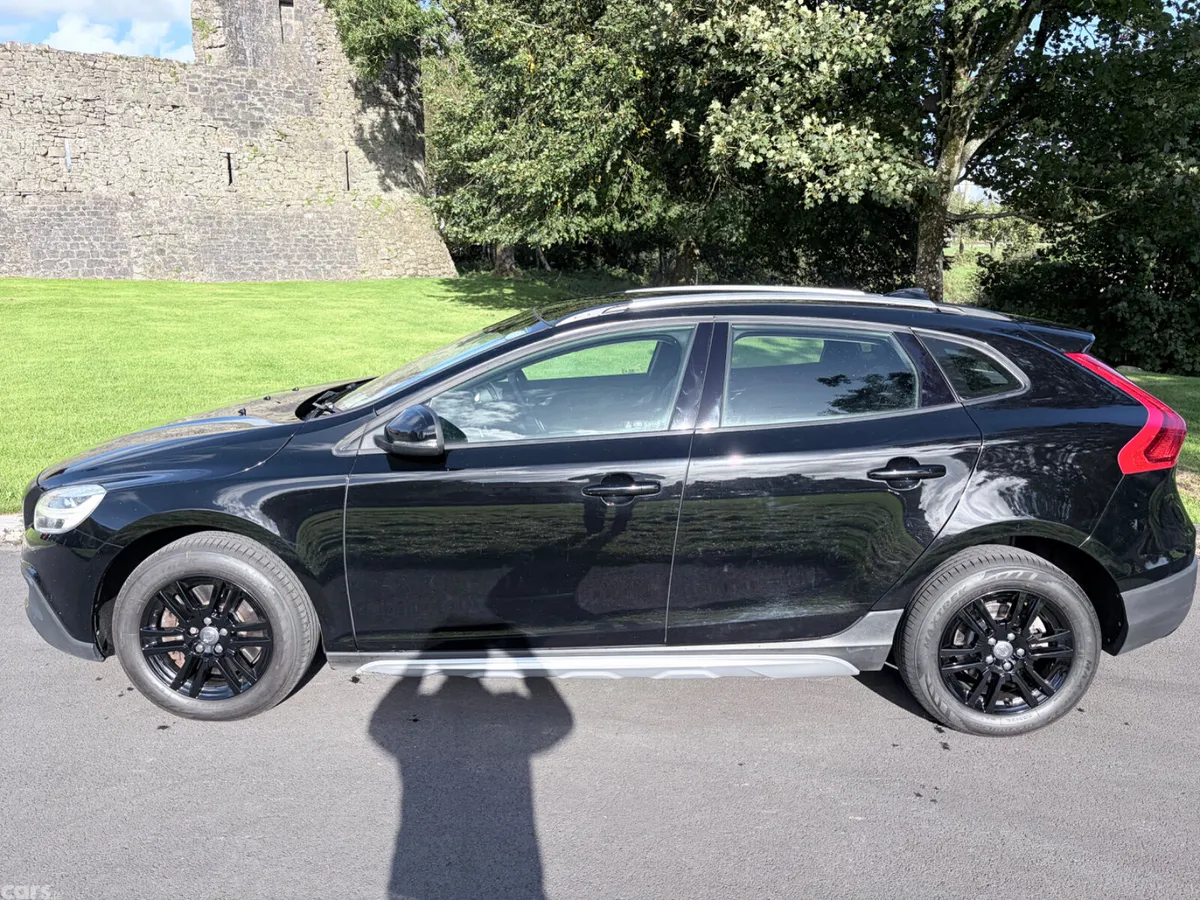 Volvo V40 Hatchback, Diesel, 2016, Black