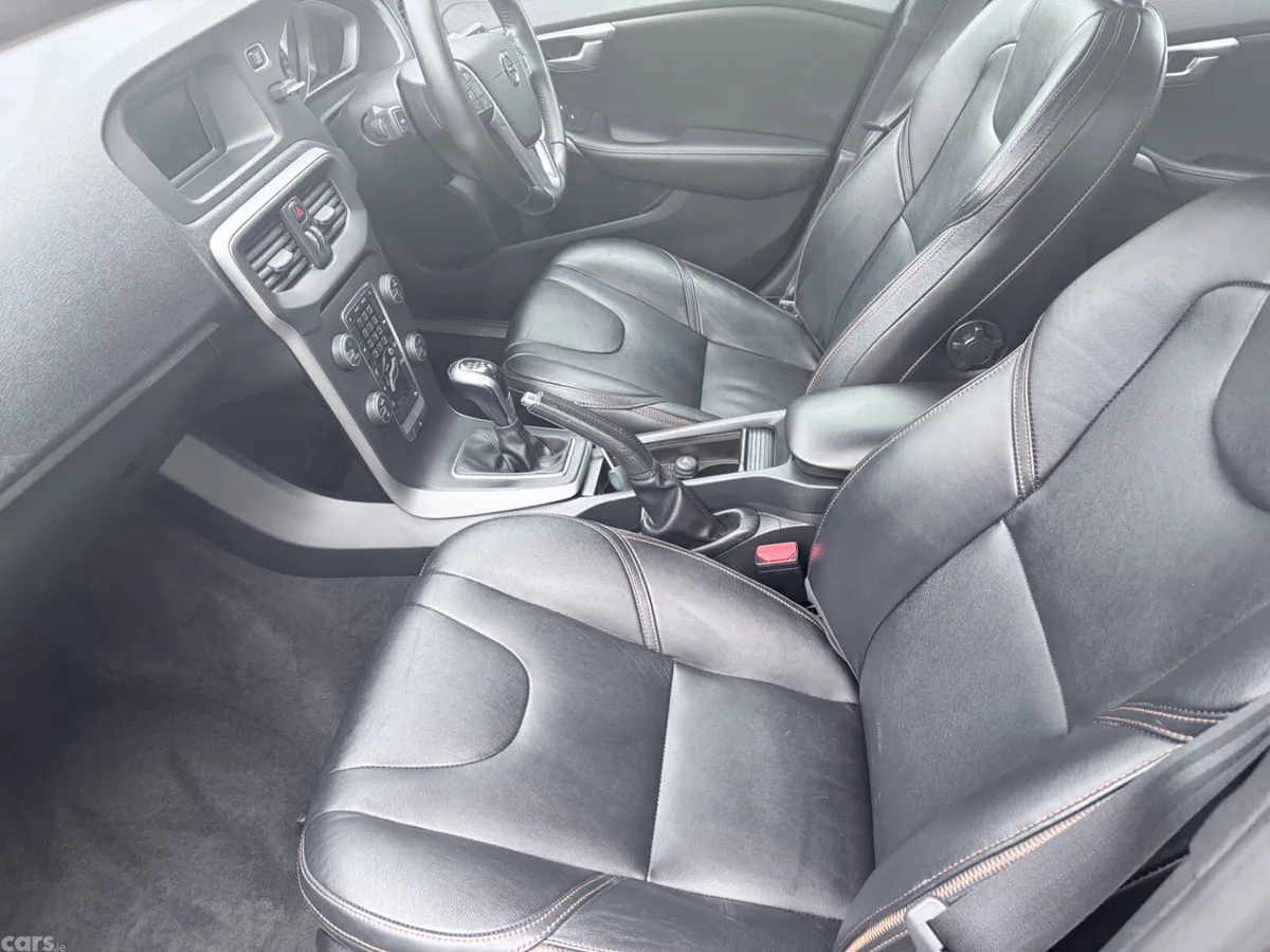 Volvo V40 Hatchback, Diesel, 2016, Black