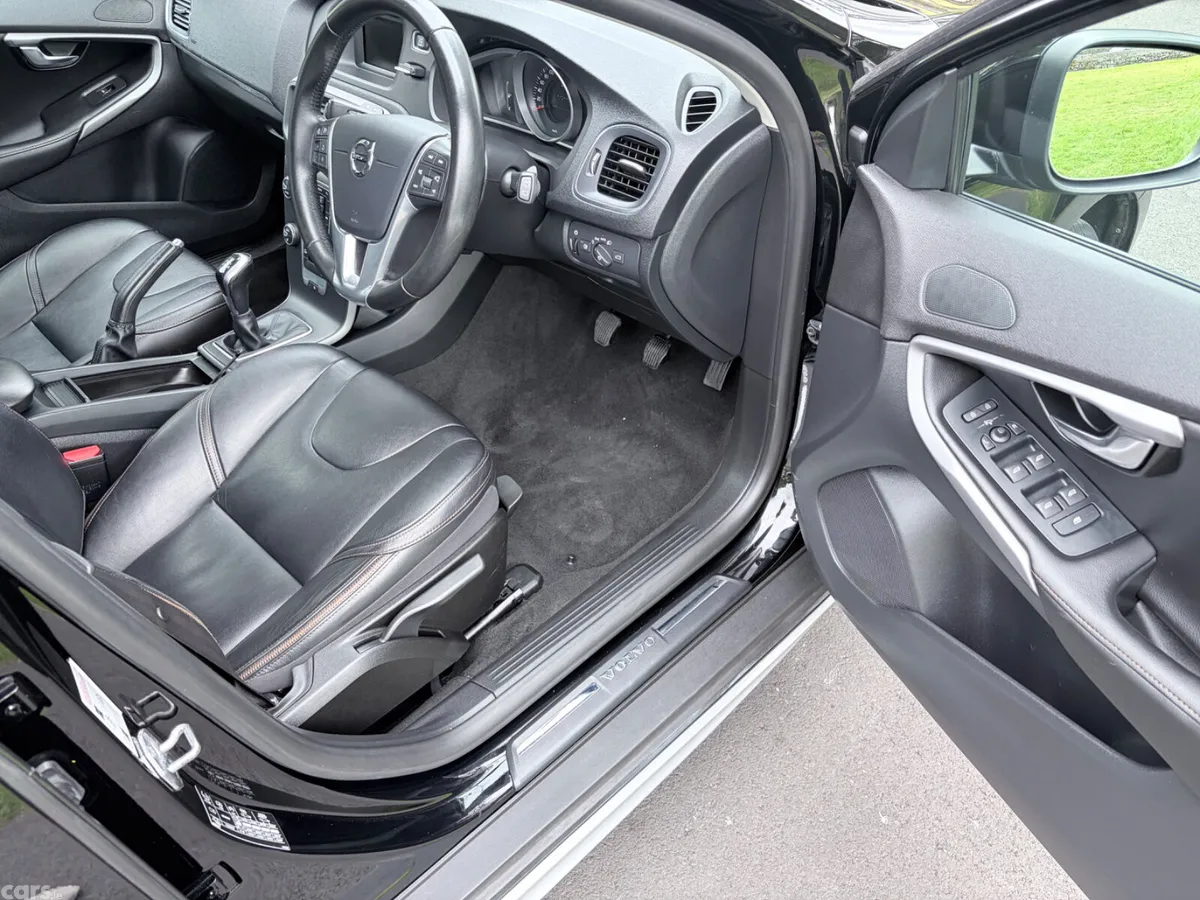 Volvo V40 Hatchback, Diesel, 2016, Black