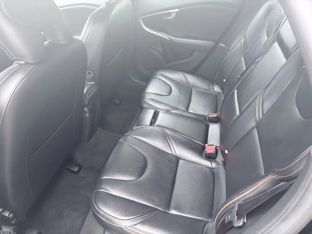 Volvo V40 Hatchback, Diesel, 2016, Black
