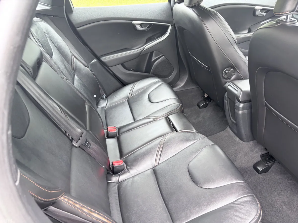 Volvo V40 Hatchback, Diesel, 2016, Black