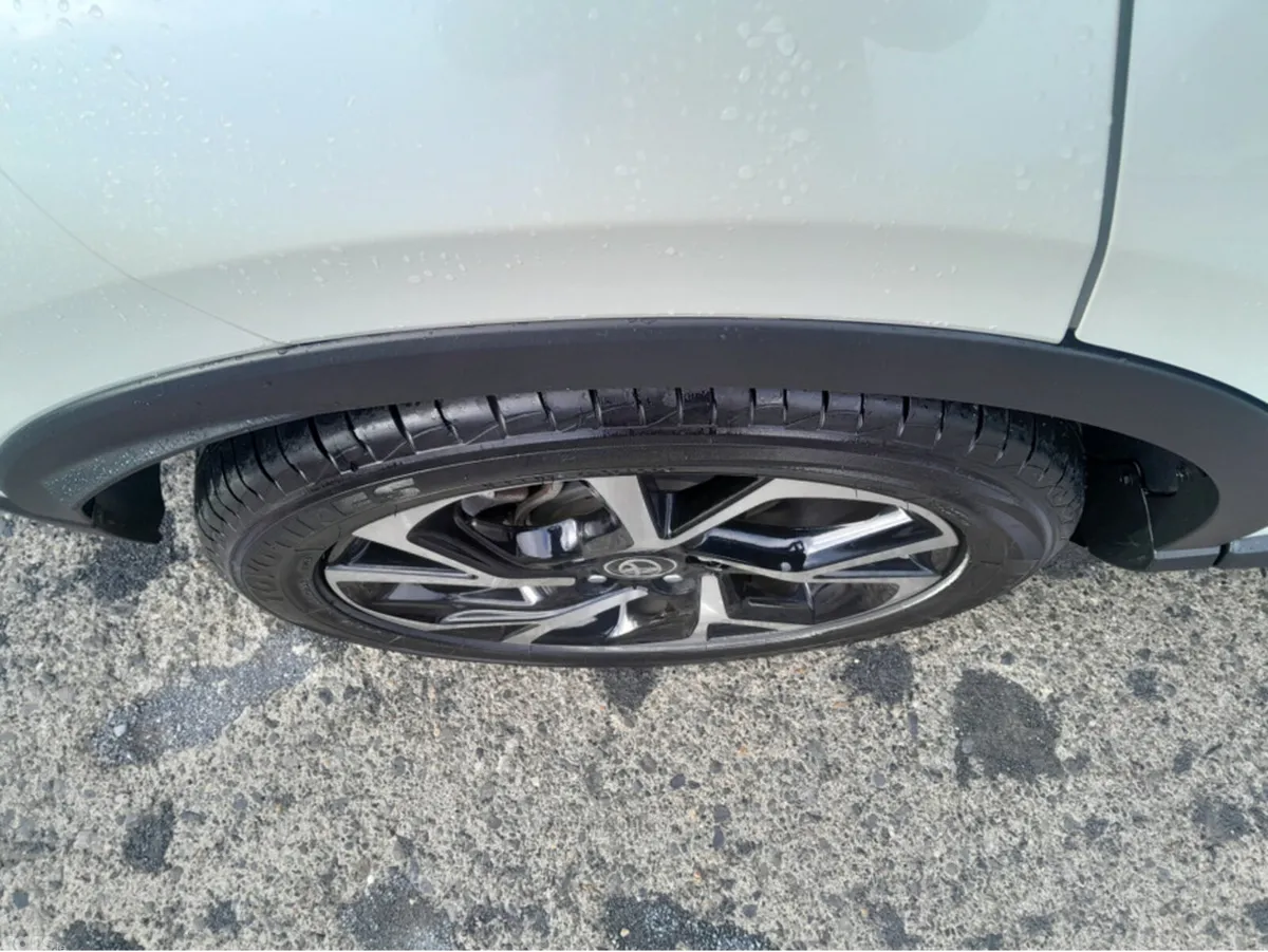 Toyota C-HR SUV, Petrol Hybrid, 2019, White