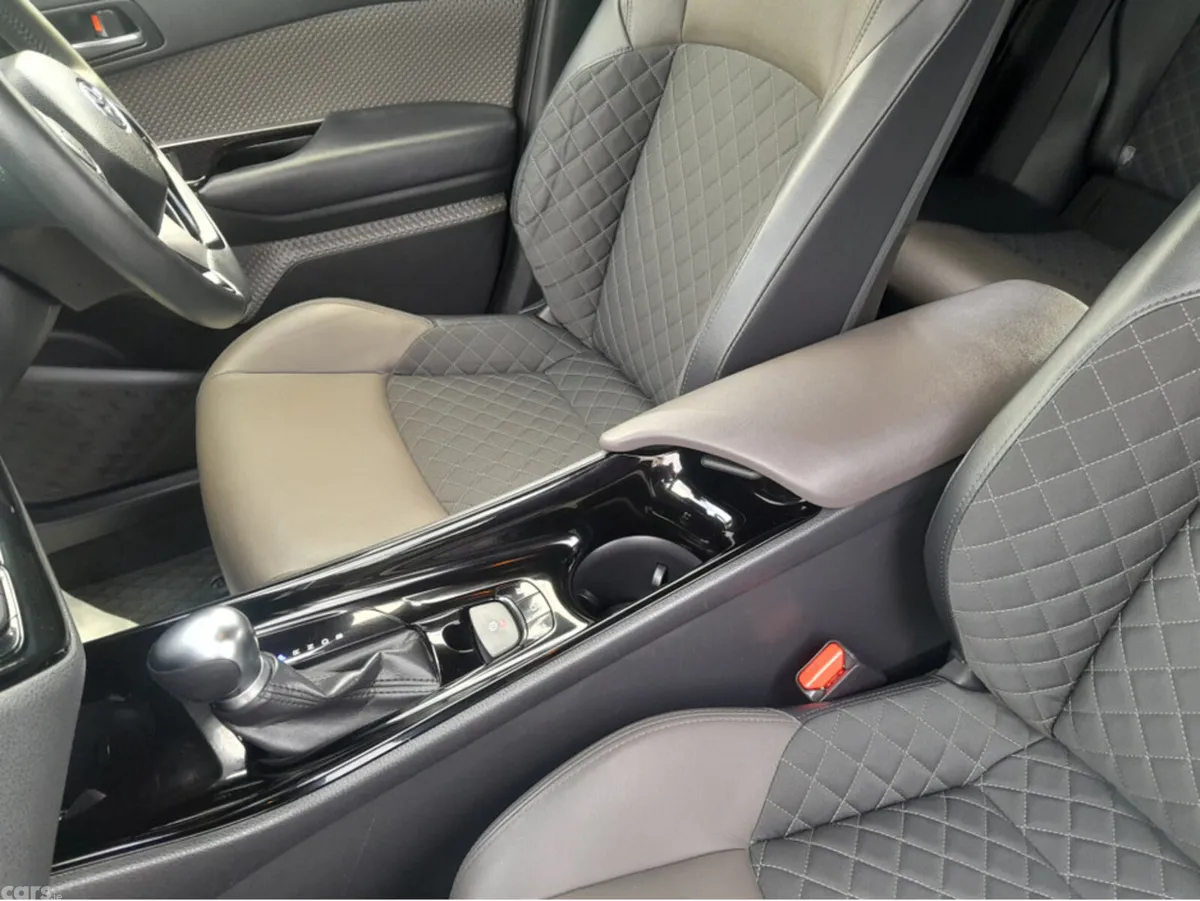 Toyota C-HR SUV, Petrol Hybrid, 2019, White