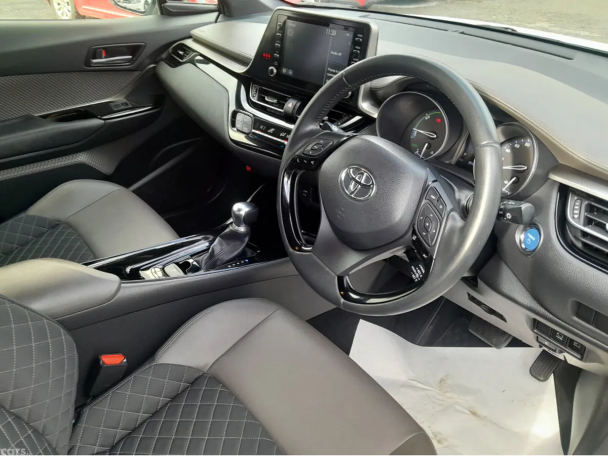 Toyota C-HR SUV, Petrol Hybrid, 2019, White