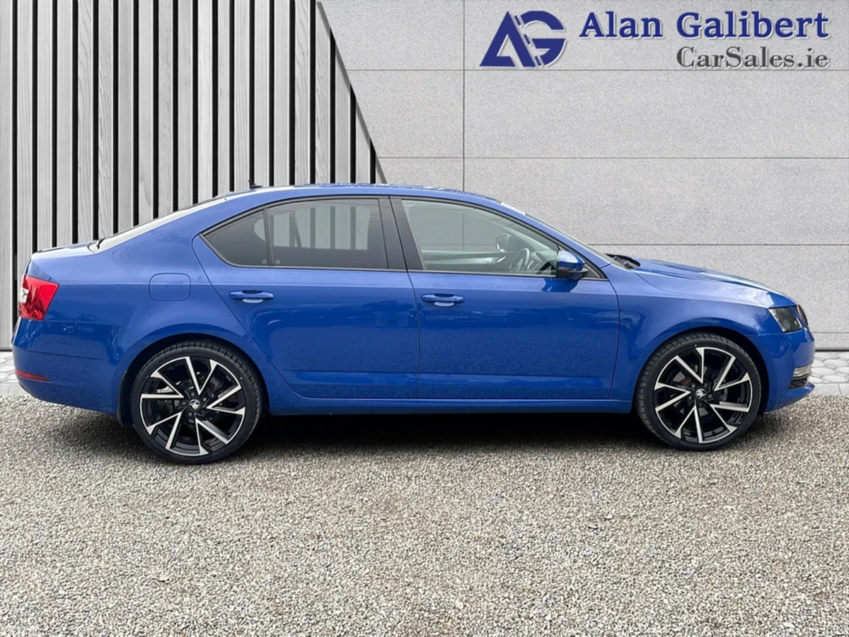 Skoda Octavia Hatchback, Petrol, 2019, Blue