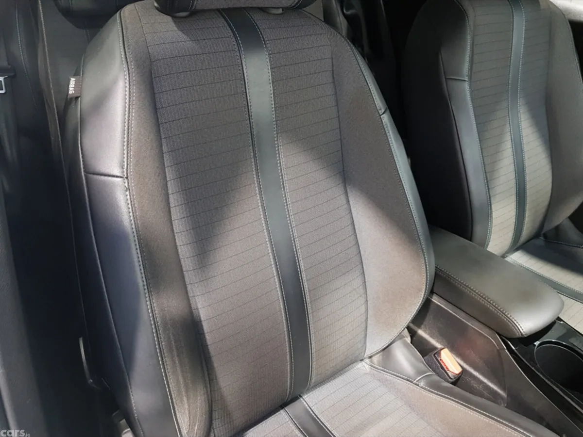Peugeot 2008 MPV, Diesel, 2021, Blue