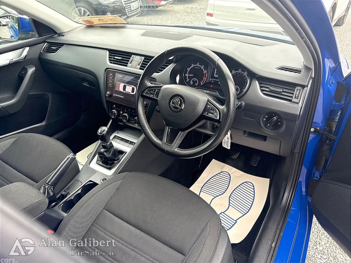 Skoda Octavia Hatchback, Petrol, 2019, Blue