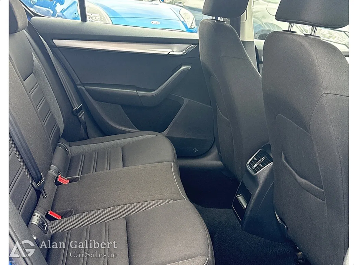 Skoda Octavia Hatchback, Petrol, 2019, Blue