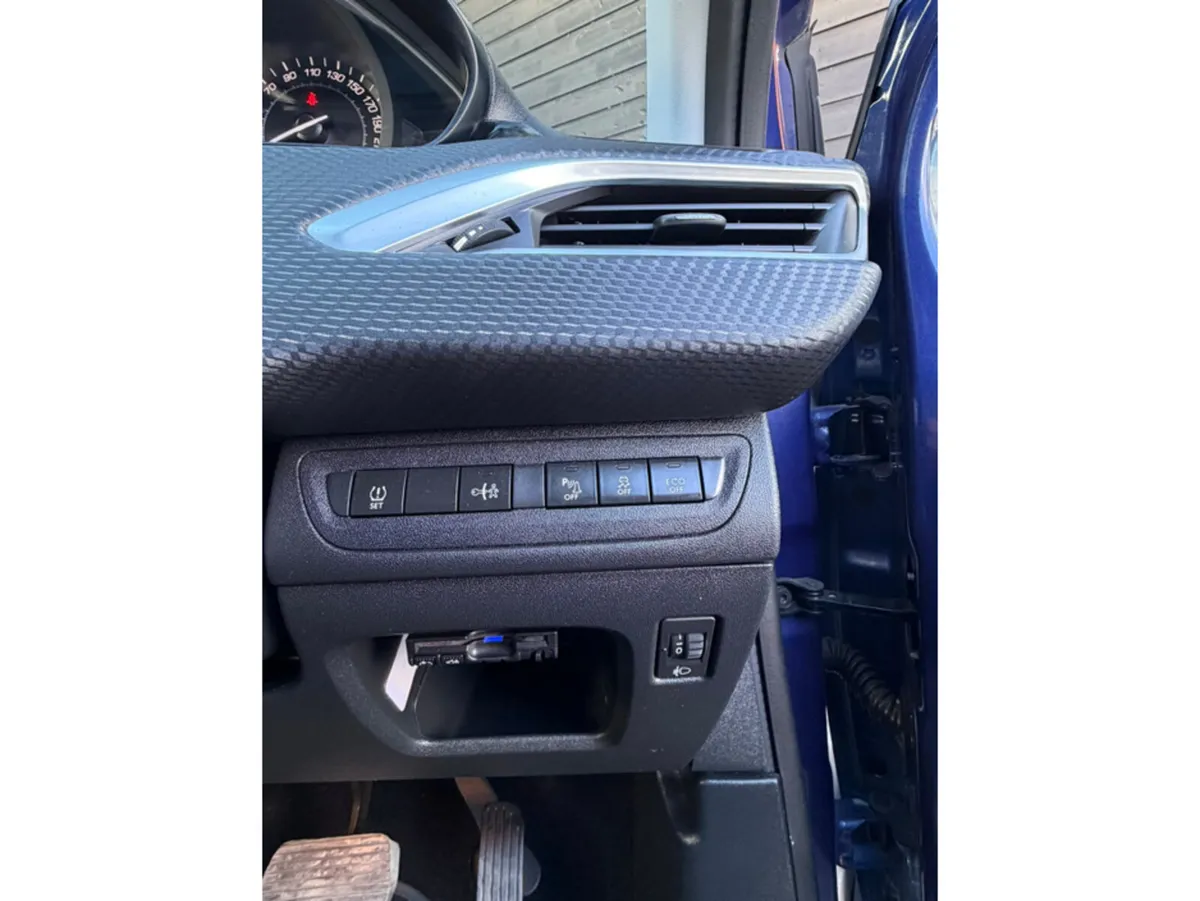 Peugeot 2008 Hatchback, Petrol, 2015, Blue