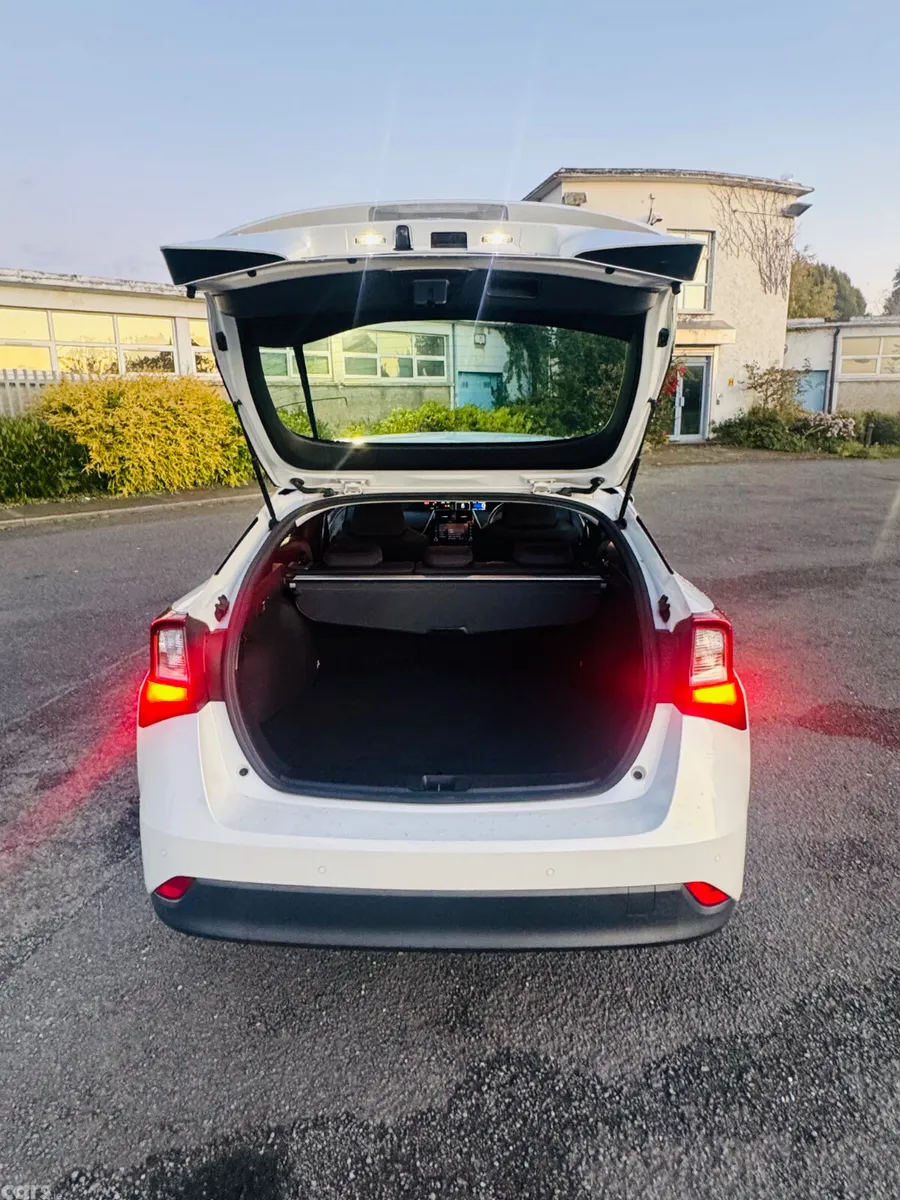 Toyota Prius Saloon, Petrol Hybrid, 2022, White