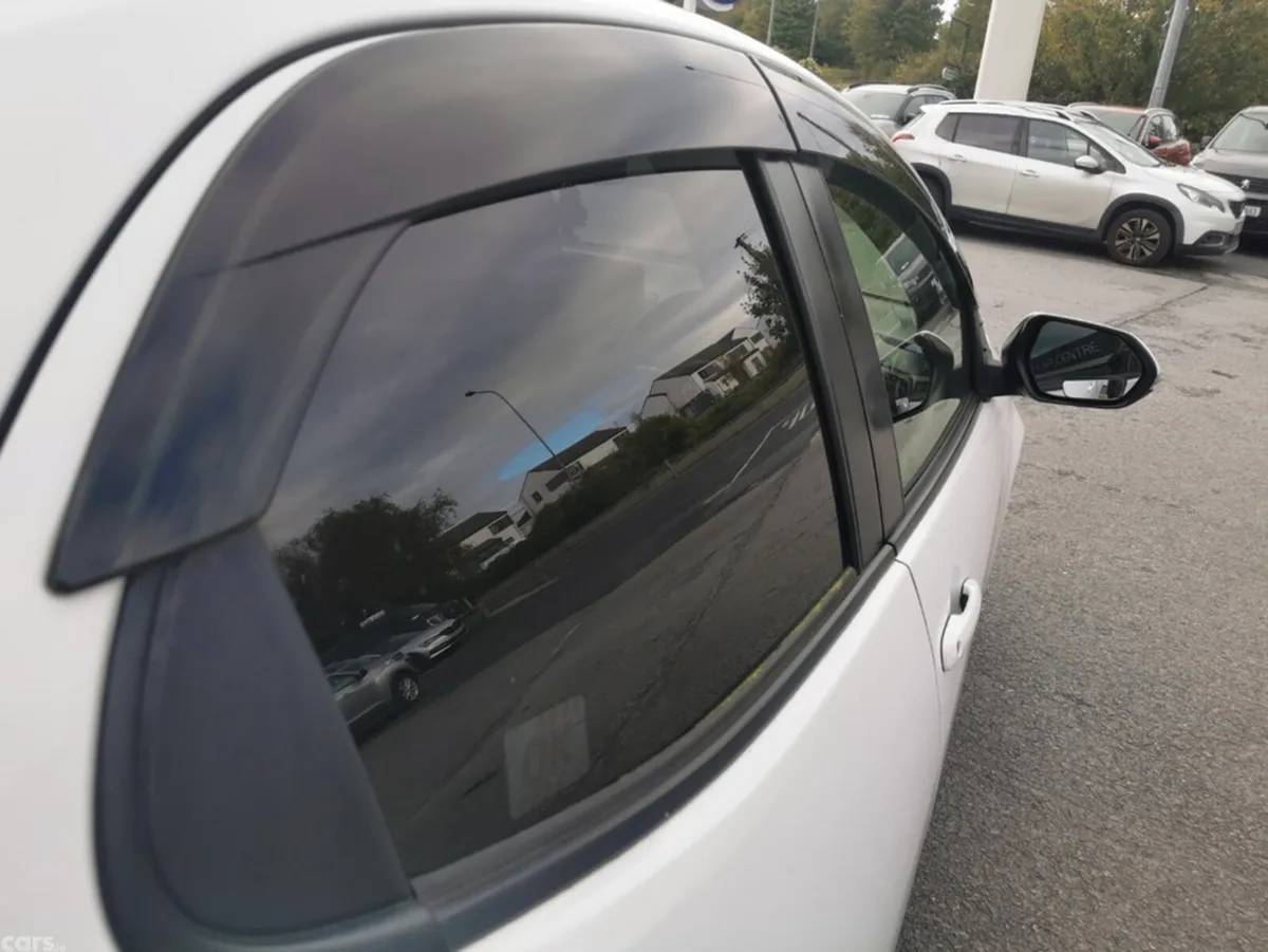 Toyota Yaris Hatchback, Petrol Hybrid, 2020, White